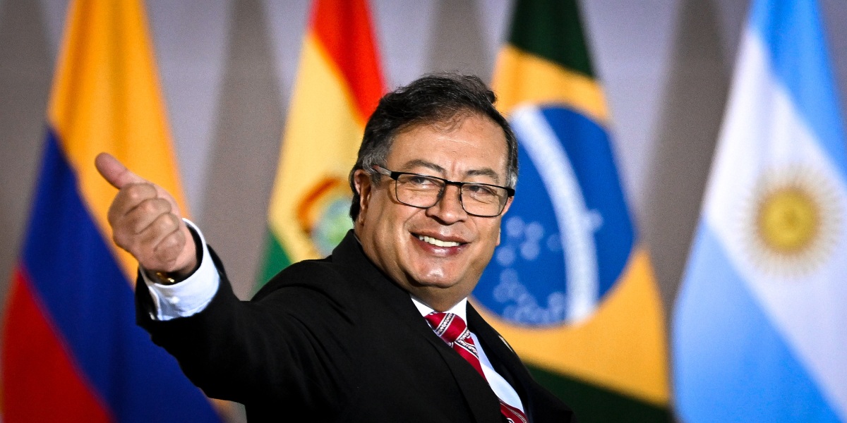 DF - BRASILIA - 05/30/2023 - BRASILIA, MEETING OF LATIN AMERICAN PRESIDENTS - The President of Colombia, Gustavo Petro, gestures to journalists upon his arrival at the Itamaraty Palace, in Brasilia, on May 30, 2023. Brazilian President Luiz Inacio Lula da Silva is welcoming fellow South American leaders on Tuesday for a "retreat" aimed at strengthening ties in a region where leftist governments are back in fashion. Photo: Mateus Bonomi/AGIF (via AP)