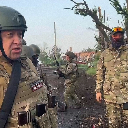 2R42CA8 Bakhmut, Ukraine. 25th May, 2023. Wagner Group founder Yevgeny Prigozhin (L) addresses his units withdrawing from Bakhmut, the city captured from the Ukrainian Armed Forces. May 25, 2023. Wagner forces have begun withdrawing from Bakhmut and will hand over positions to the Russian army, says the mercenary group's chief Yevgeny Prigozhin, having claimed to have captured Ukraine's eastern city. Photo by Press service of Prigozhin/ Credit: UPI/Alamy Live News