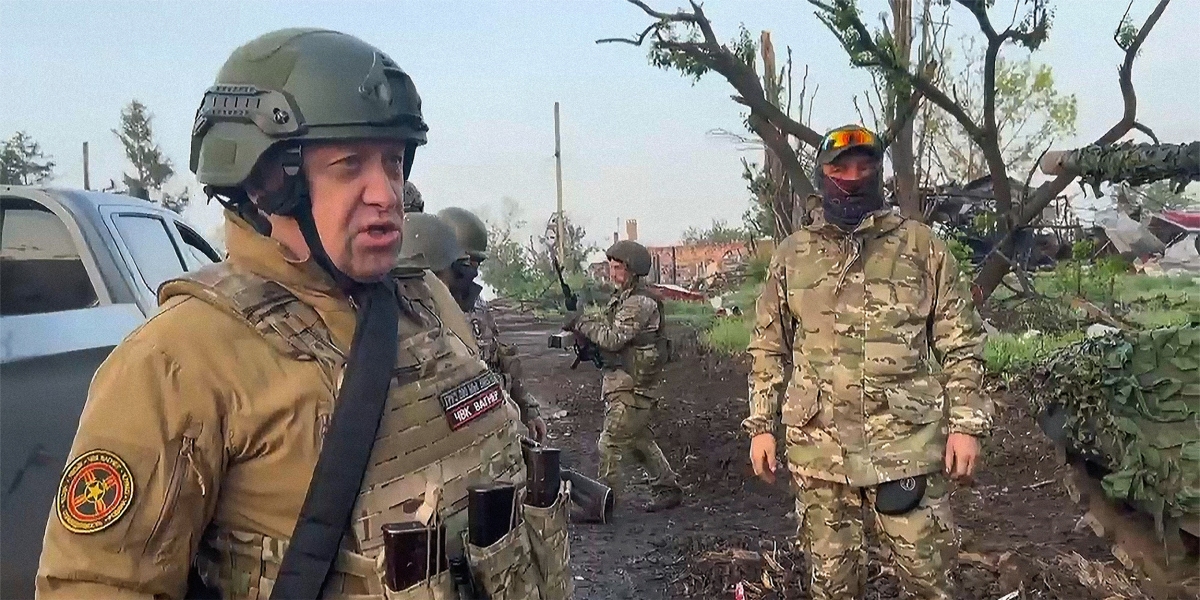 2R42CA8 Bakhmut, Ukraine. 25th May, 2023. Wagner Group founder Yevgeny Prigozhin (L) addresses his units withdrawing from Bakhmut, the city captured from the Ukrainian Armed Forces. May 25, 2023. Wagner forces have begun withdrawing from Bakhmut and will hand over positions to the Russian army, says the mercenary group's chief Yevgeny Prigozhin, having claimed to have captured Ukraine's eastern city. Photo by Press service of Prigozhin/ Credit: UPI/Alamy Live News
